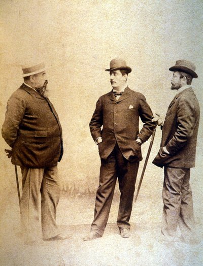 Giacomo Puccini (1858-1924), in het midden, met zijn librettisten, Giuseppe Giacosa (links) en Luigi Ilica (rechts) door Unknown